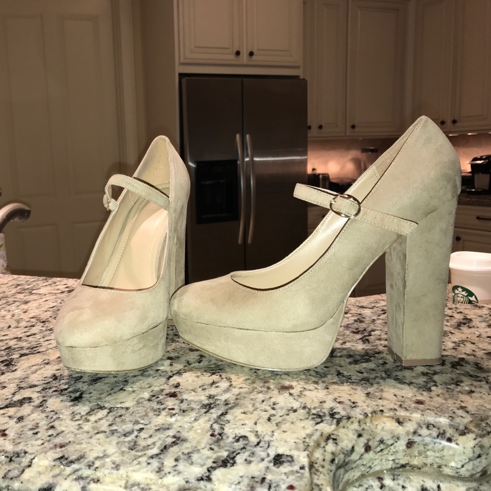 Cream heels***will consider trade