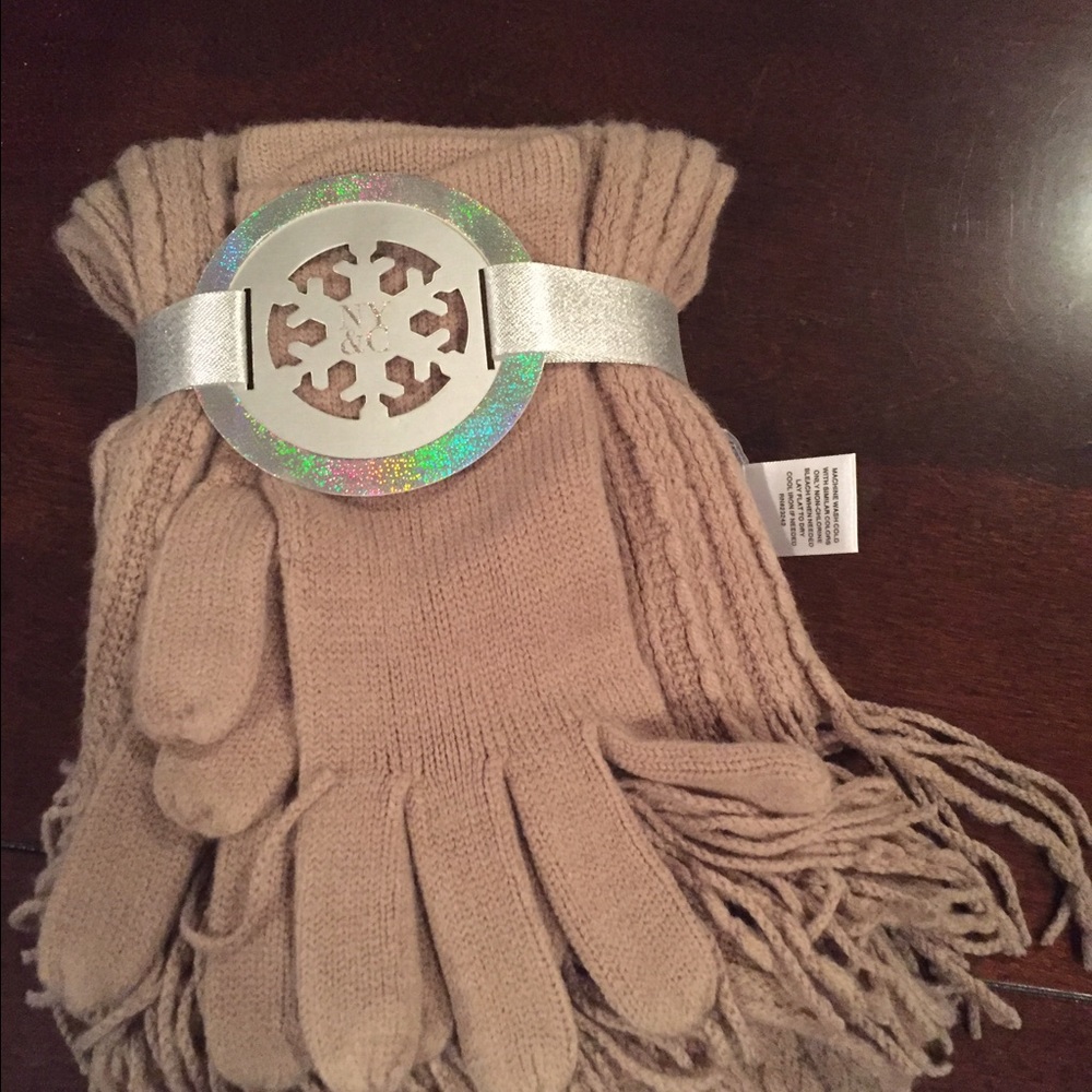 Tan glove and scarf set