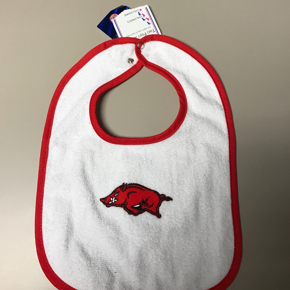 NWT razorback bib
