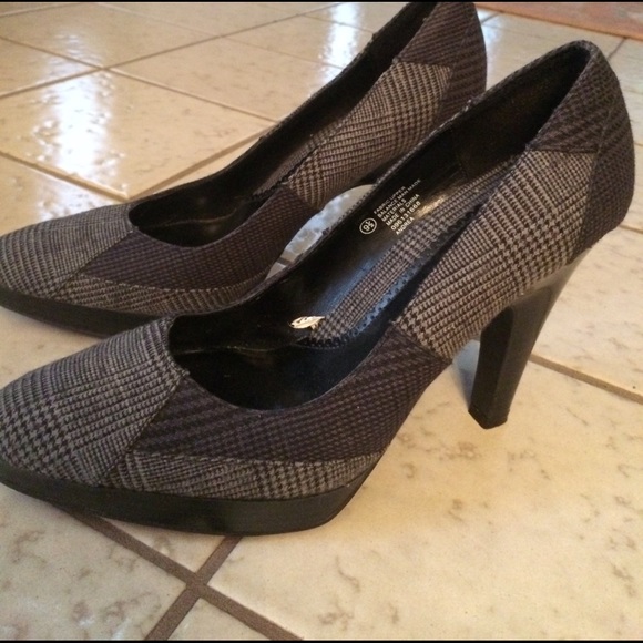Isaac Mizrahi Gray Plaid Heels Size 9.5 EUC! - Picture 3 of 6