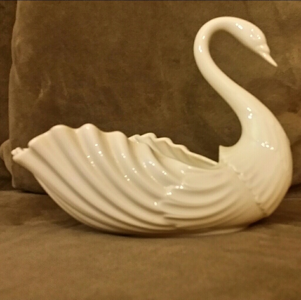 Vintage Lenox Swan. 9 in by 6 in.