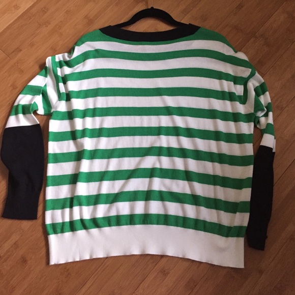 VINCE CAMUTO OVERSIZED LIGHTWEIGHT SWEATER - Picture 3 of 5