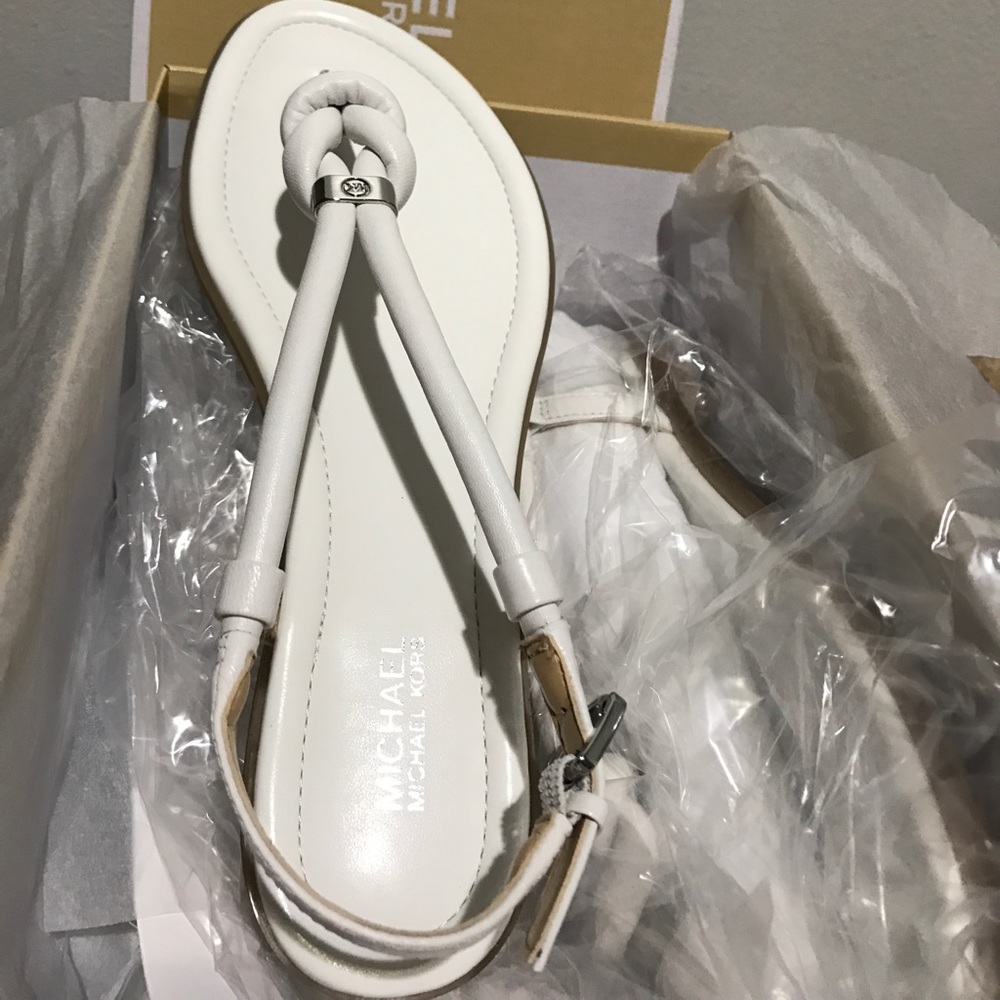 Micheal kits,holly flate thong sandals.  sz 8M