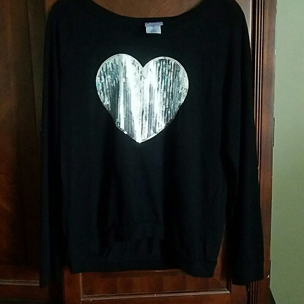 Long sleeve shirt with sequence heart
