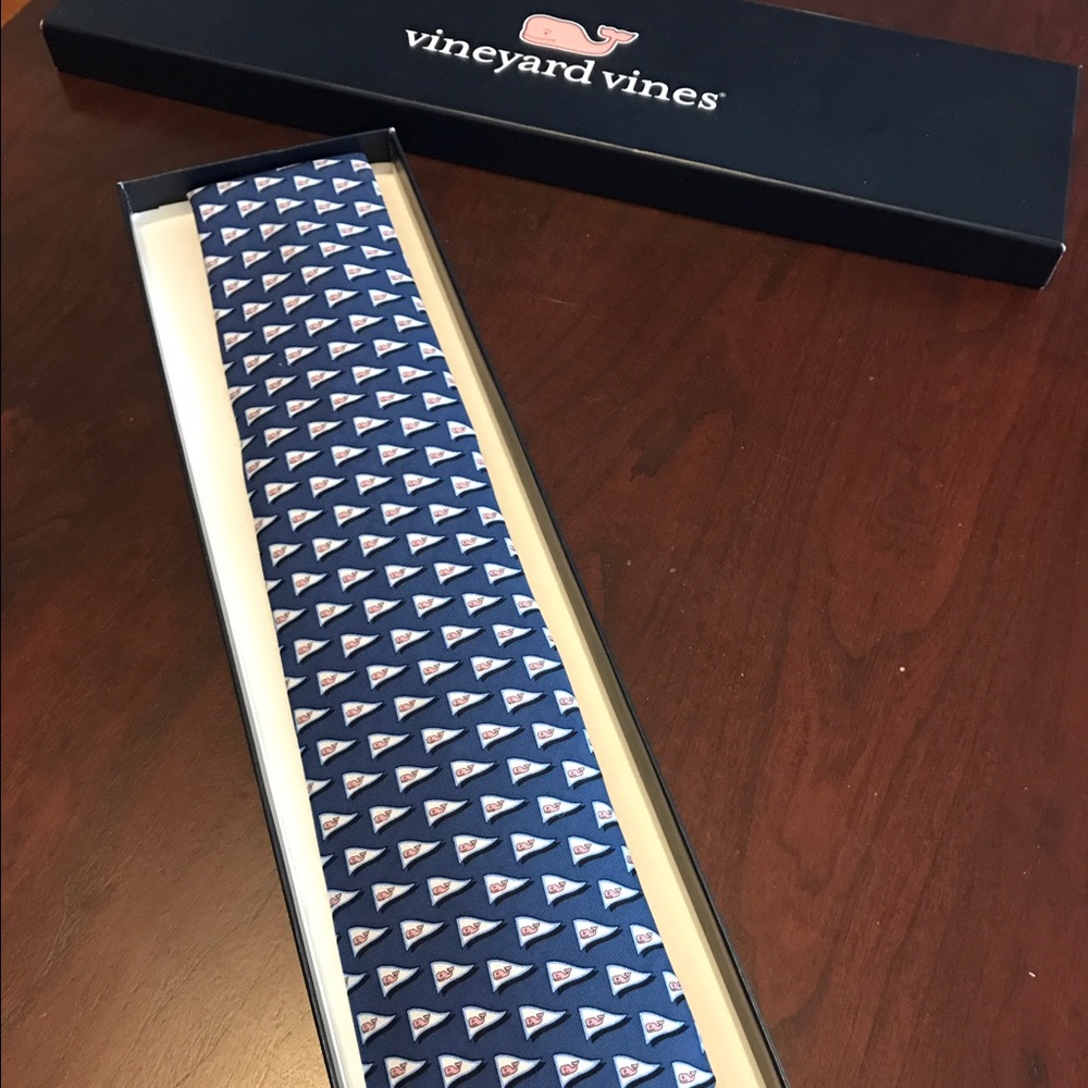NWOT Vineyard Vines tie with box