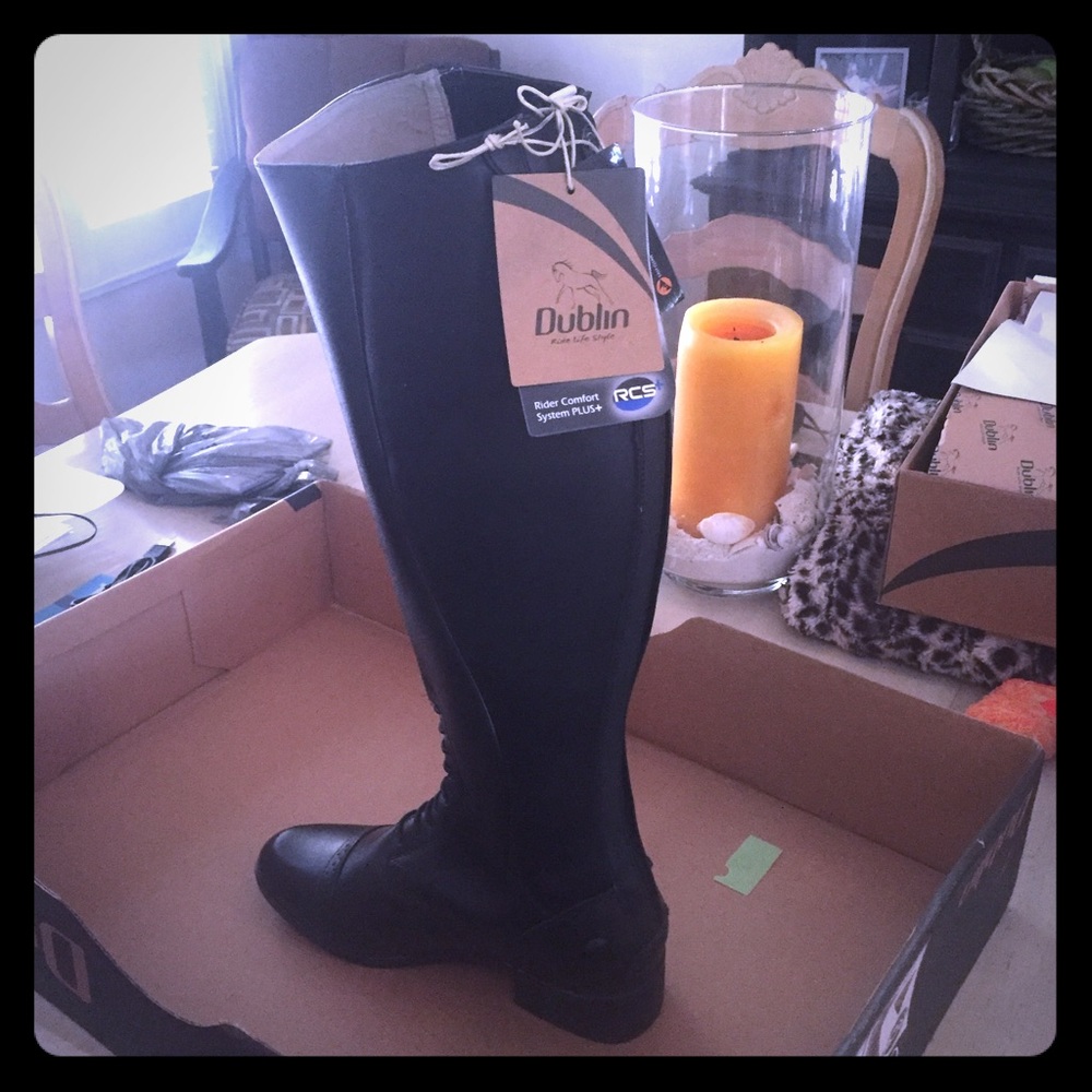 Dublin; black leather English riding boots.