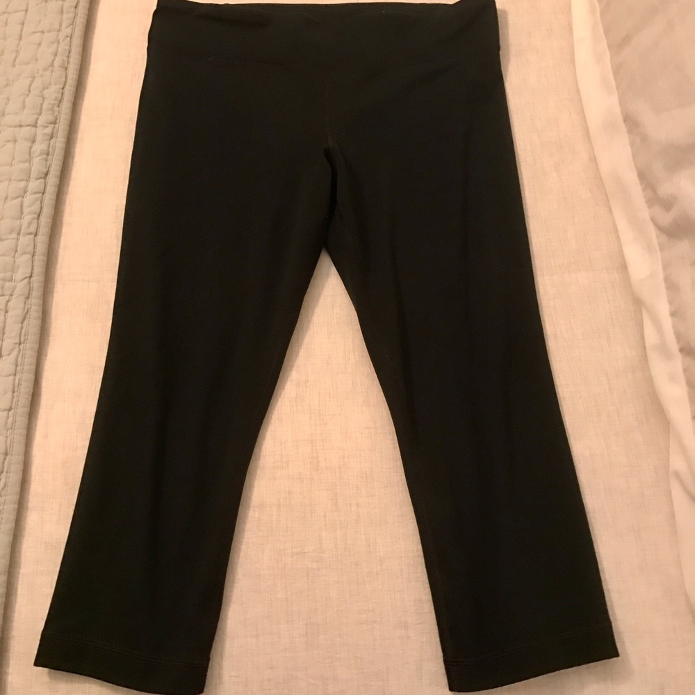 Under Armour black athletic crop pants