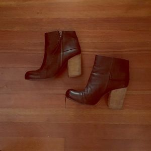 Vince Camuto black ankle boots w stacked heel.