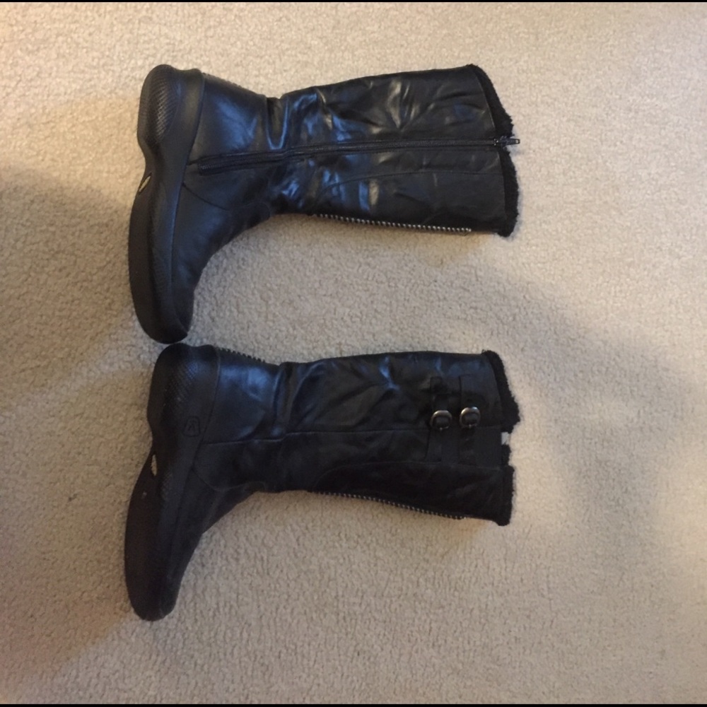 Keen black boots