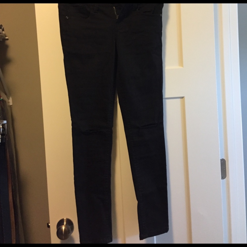 Distressed ankle skinny