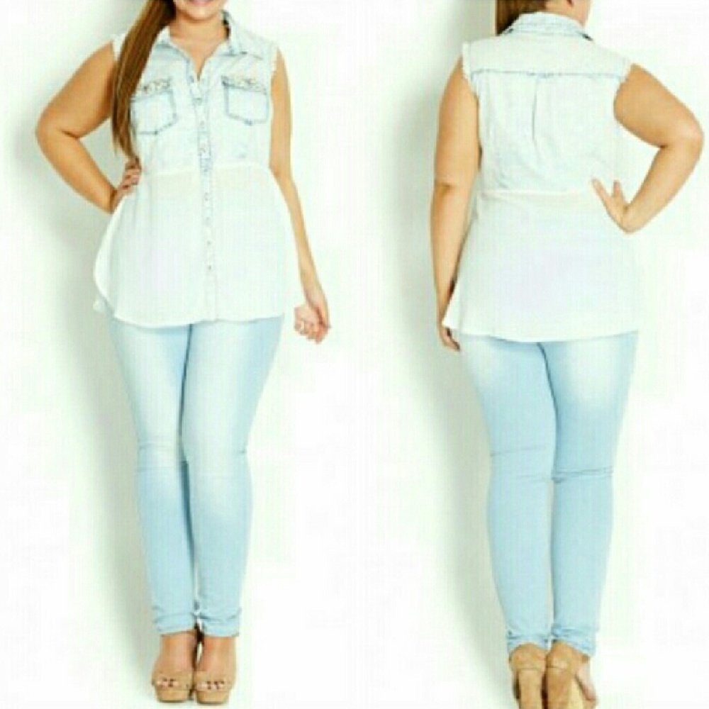 🎉HP🎉Bejeweled Light Denim Wash Top XS=14W