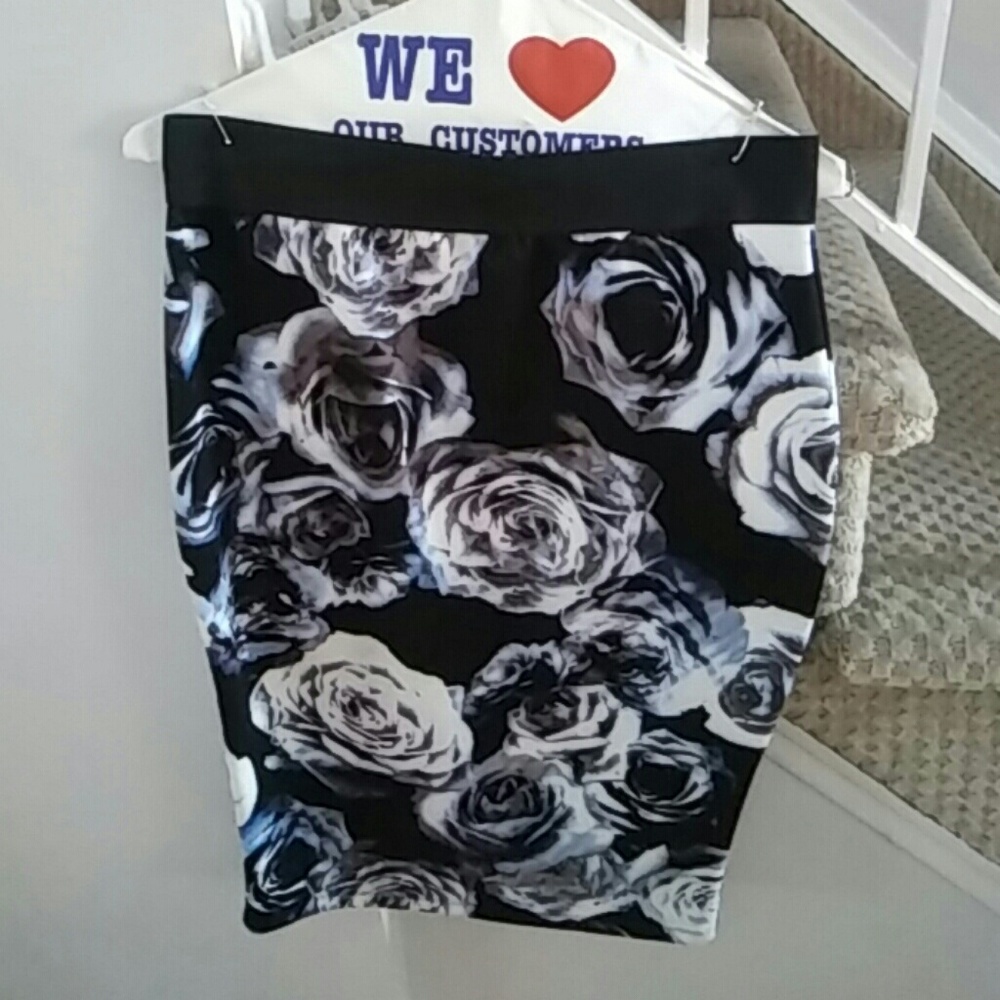 Flowered pencil skirt