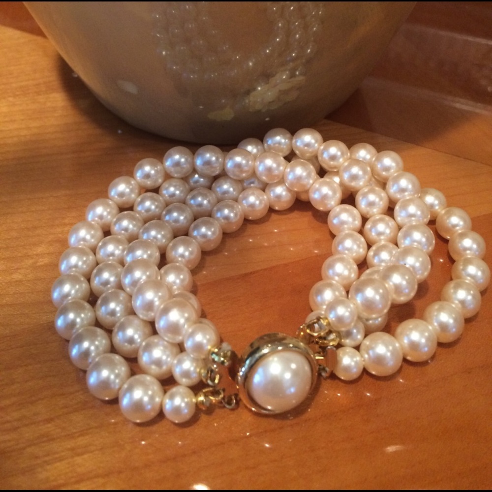 FAUX PEARL BRACELET