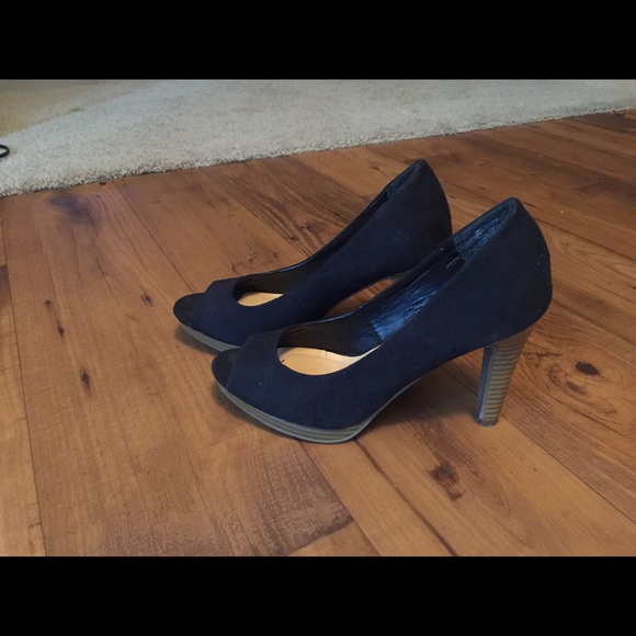 Black Old Navy heels - Picture 2 of 4