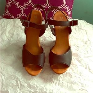 LIKE NEW WOODEN BLCK WEDGES!!✨✨