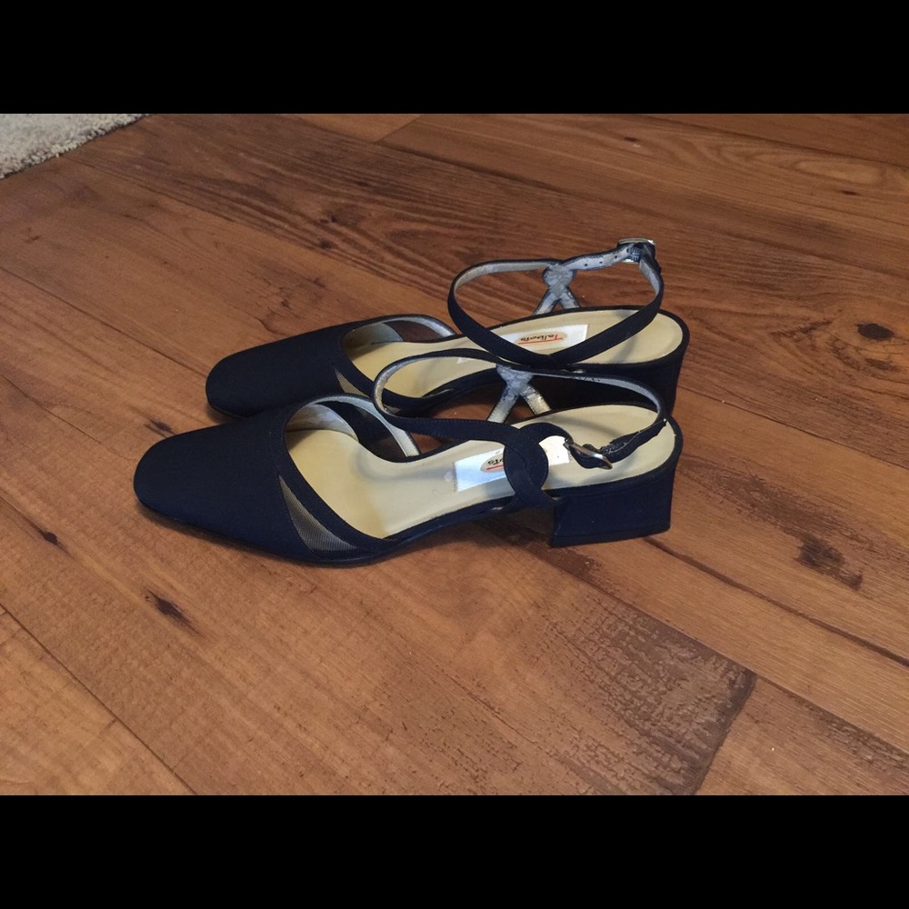 Really cute Navy Talbots heels