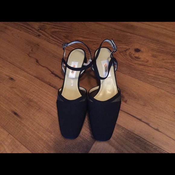 Really cute Navy Talbots heels - Picture 2 of 3