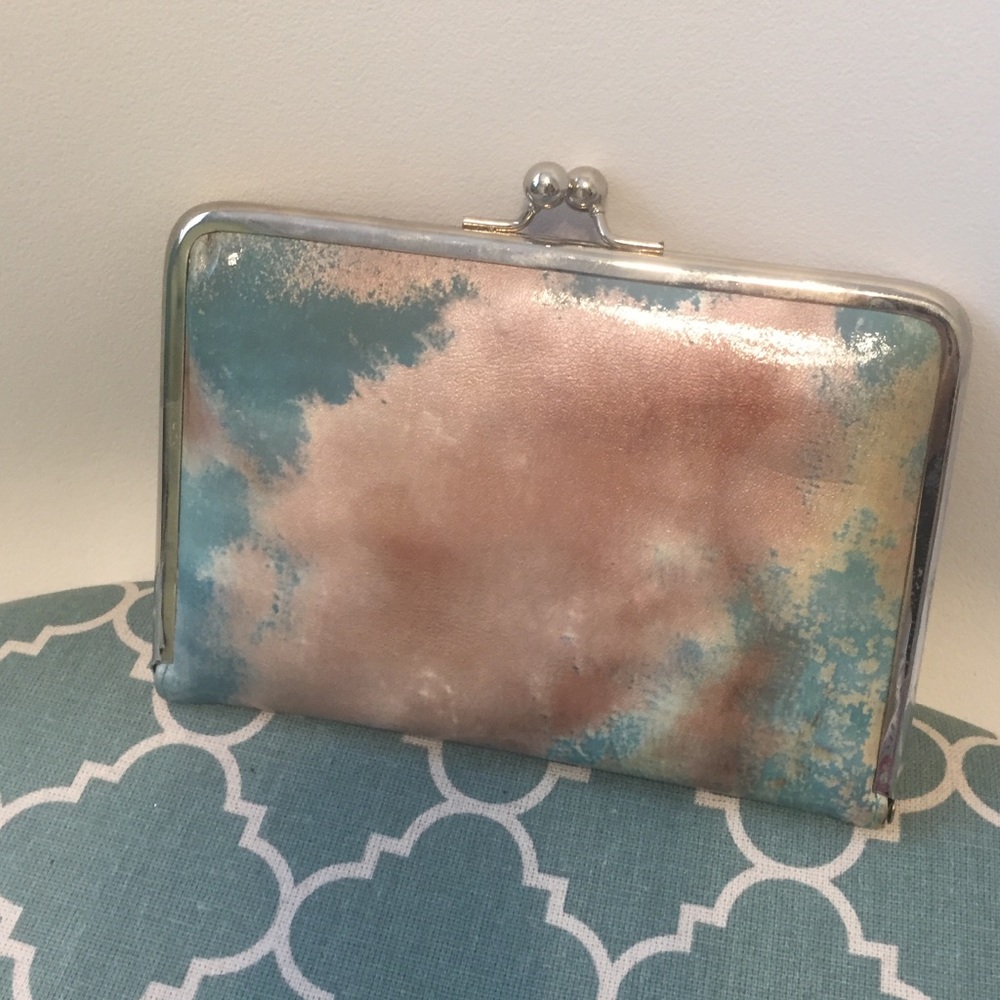 Kissing lock wallet.