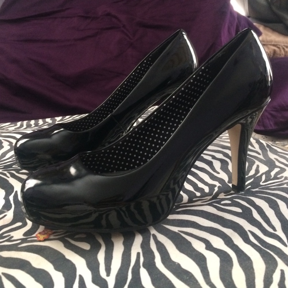 Black Madden Girl Shoes Size 7 (very comfortable)