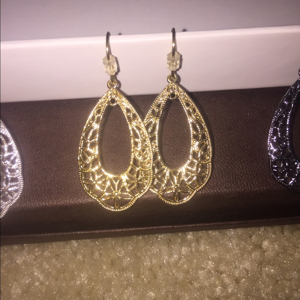 Beautiful and delicately detailed gold earrings