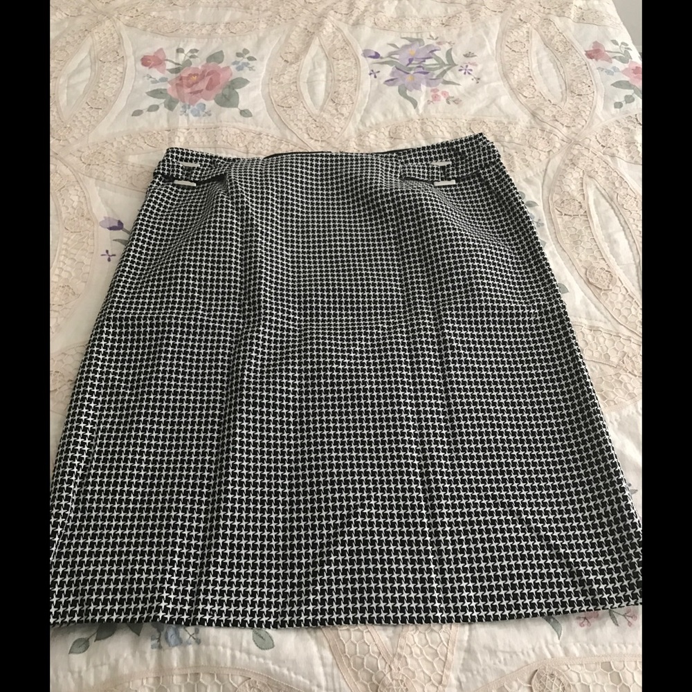 Black/white pencil skirt...size 16