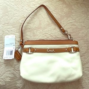 Medium wristlet