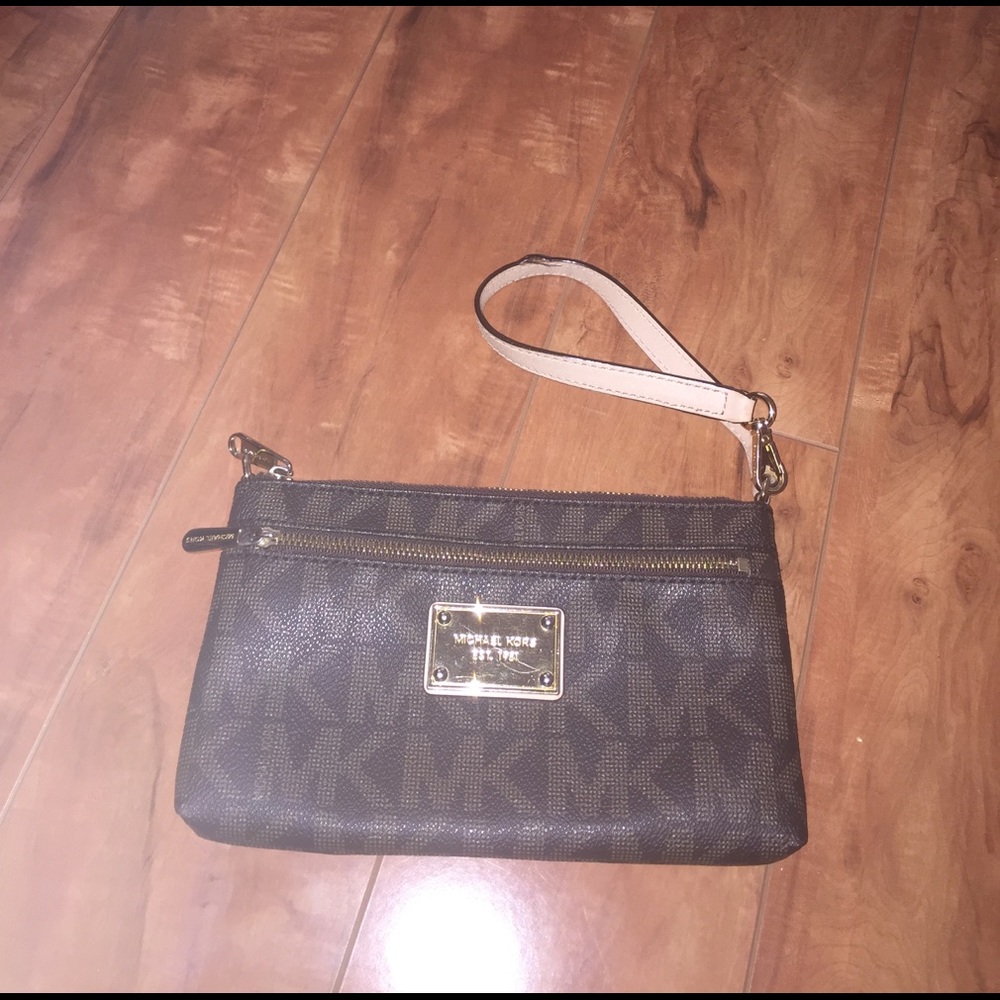 Michae Kors wristlet