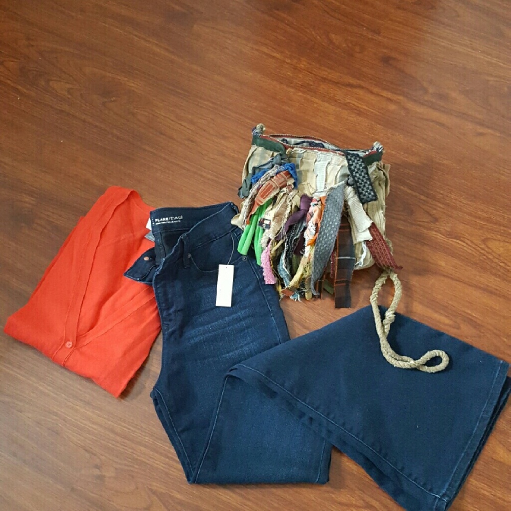 HIGH- RISE FLARE JEANS
