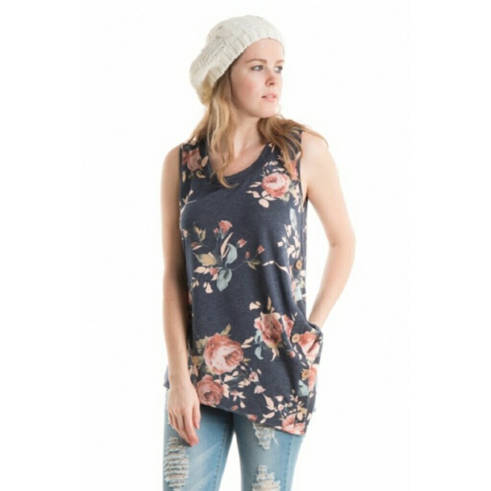 Sold out! Diagonal hem tank with buttons - Picture 2 of 5