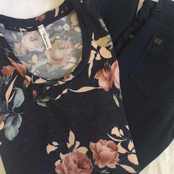 Sold out! Diagonal hem tank with buttons - Picture 4 of 5