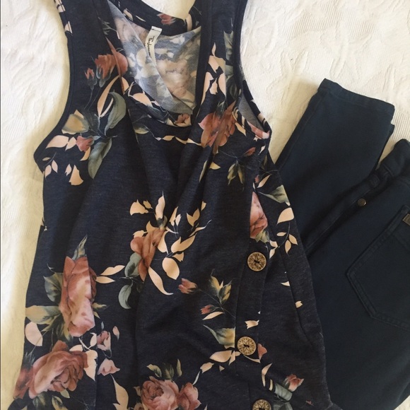 Sold out! Diagonal hem tank with buttons - Picture 5 of 5