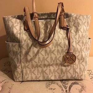 MIchael Kors pocketbook