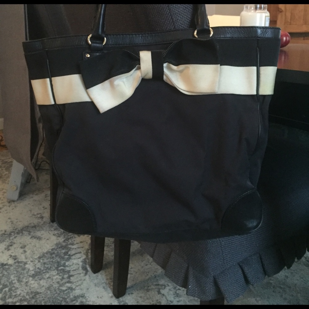 Adorable Kate spade tote with bow detail!