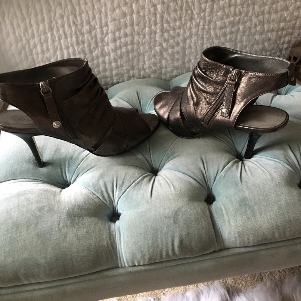 Guess heels goldish metallic color /side zipper.