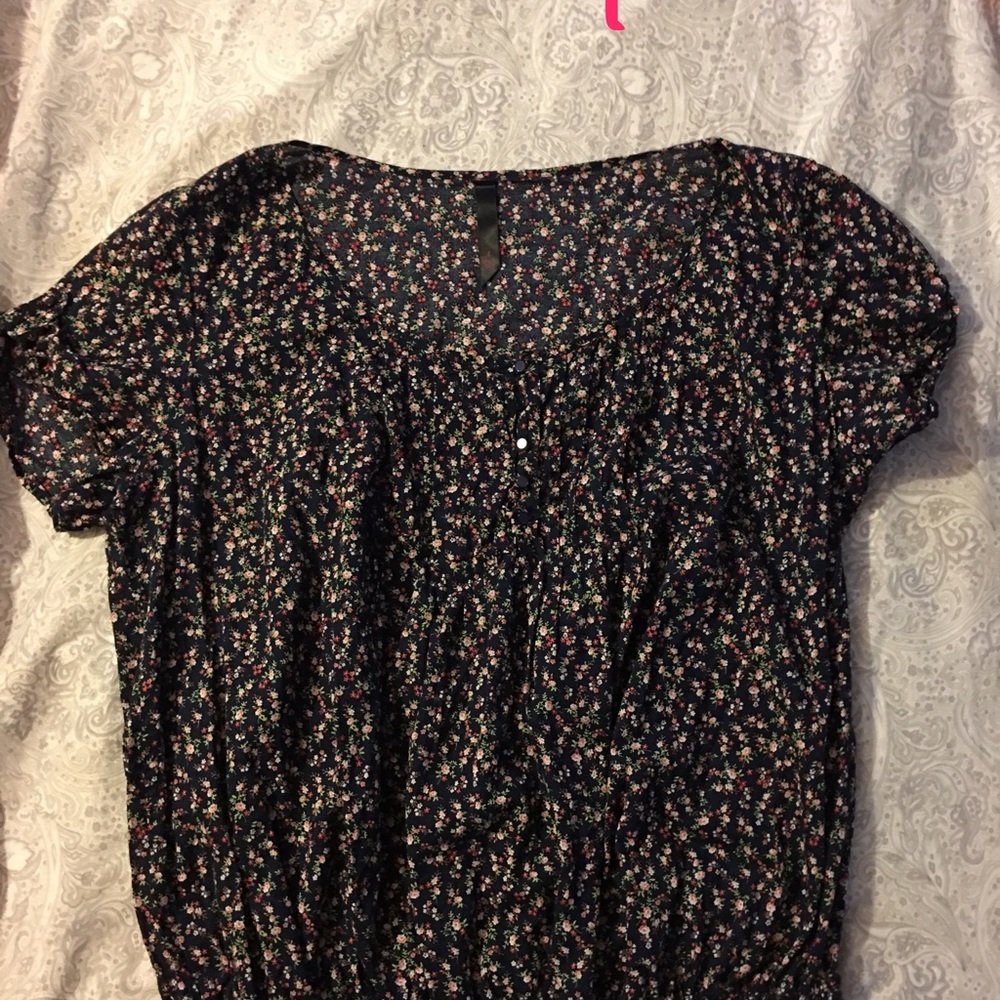 Black top with floral prints size 4 target brand - Picture 1 of 1