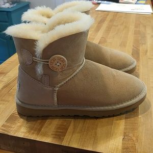 Mini Bailey button Uggs
