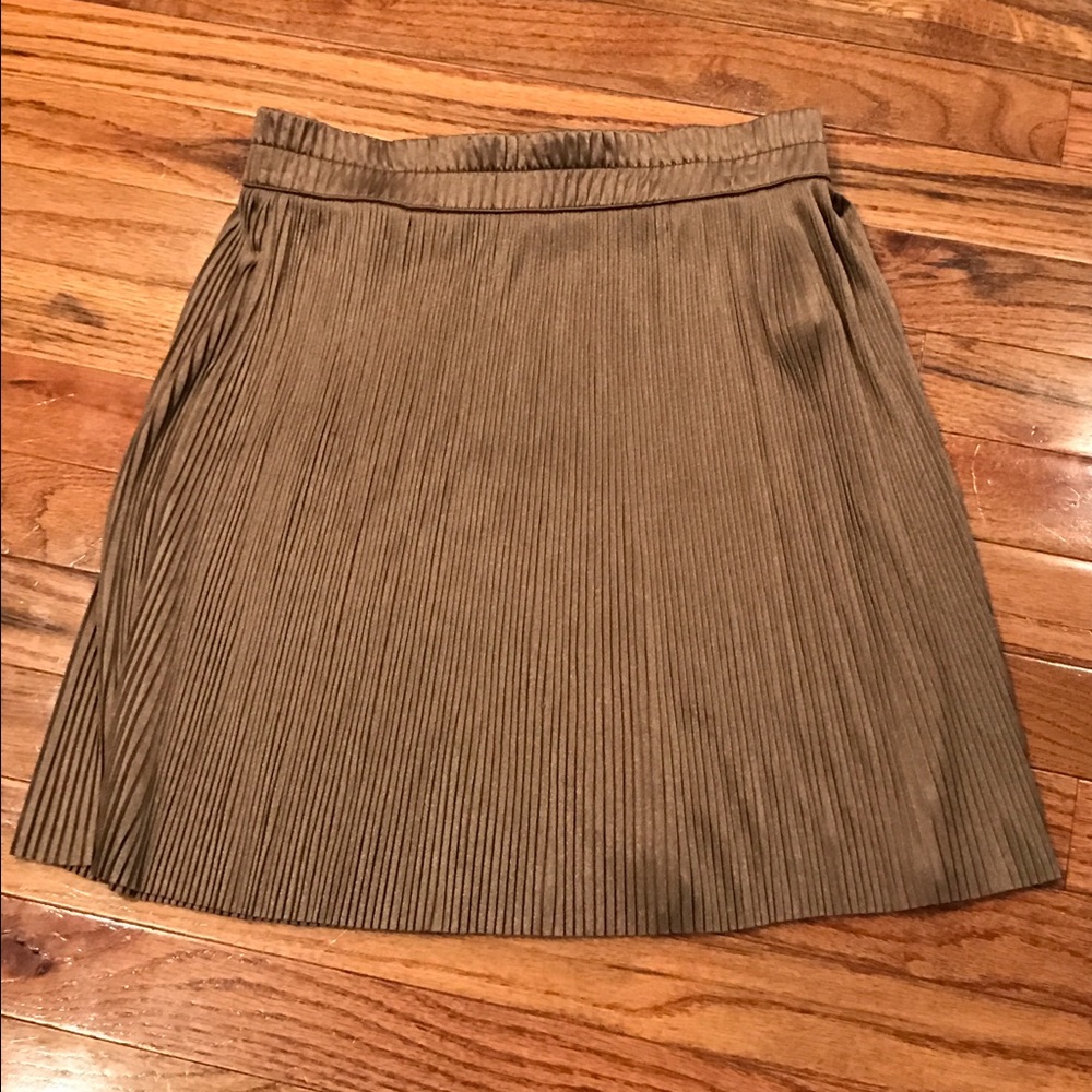 antique gold accordion mini skirt 🎉