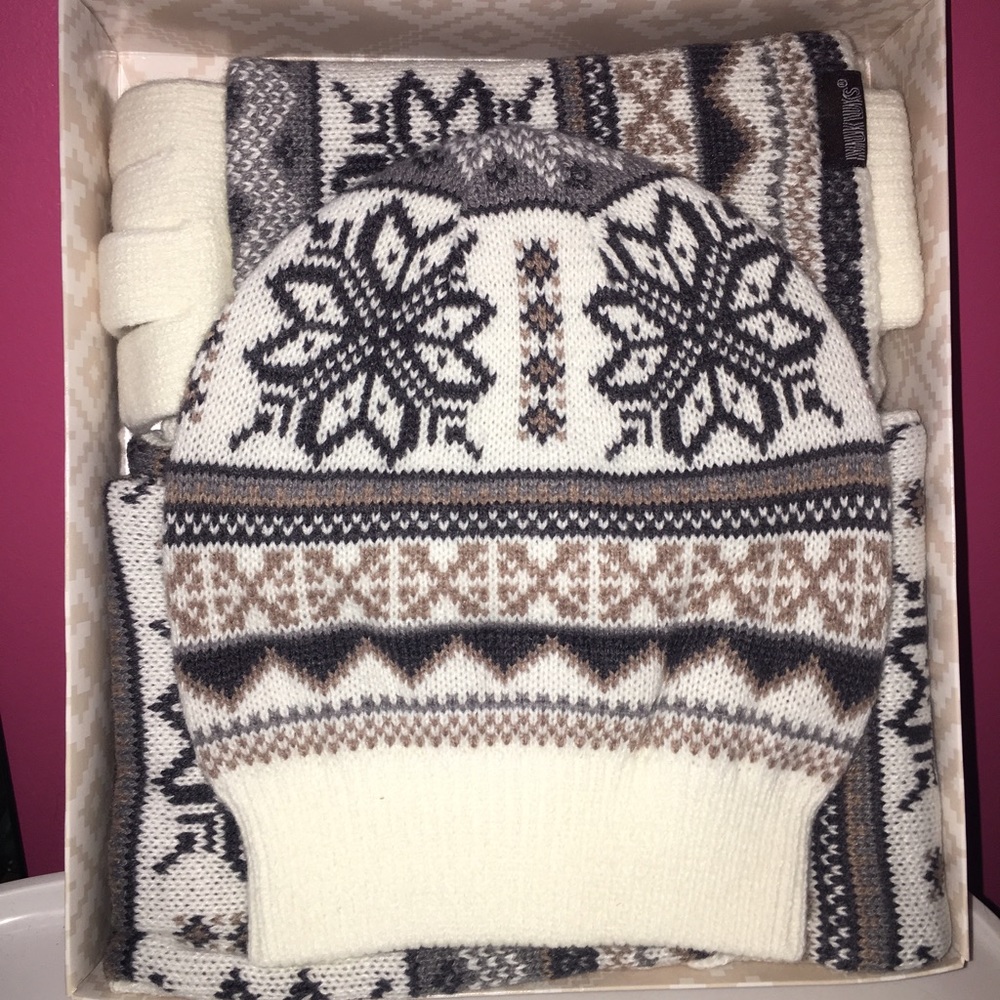 NEVER WORN! Muk Luks Reversible Winter Accessories