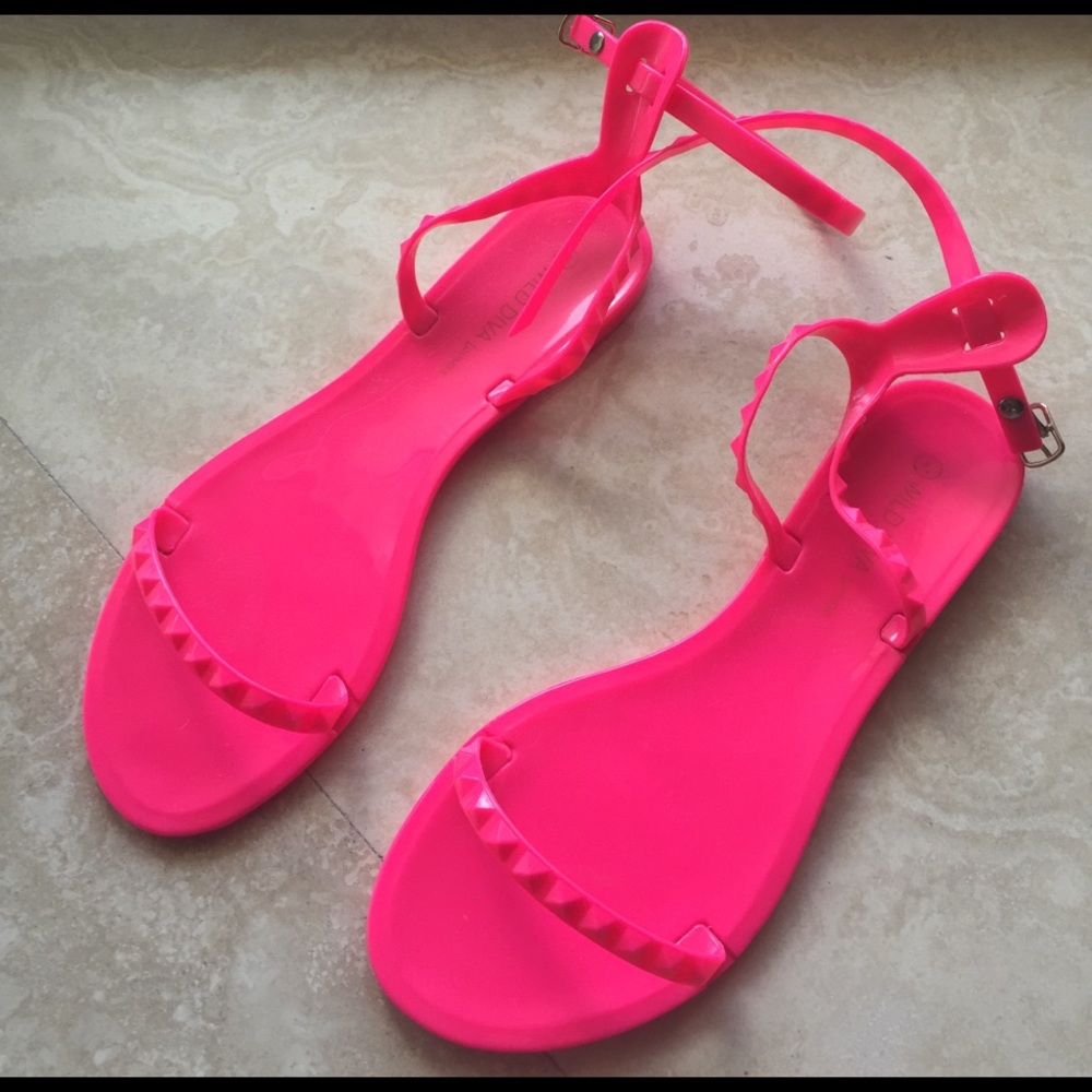 💕pink sandals nice and good 😊 condition