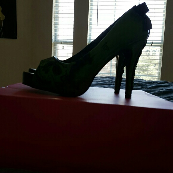 Heels - Picture 3 of 3