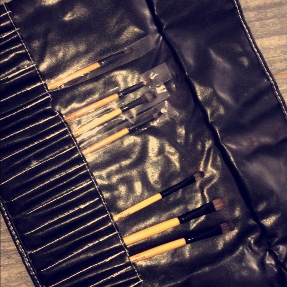 Eloré brush carrier