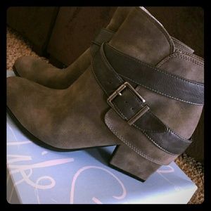 New Life Stride Grey Taupe 9.5M ankle boots