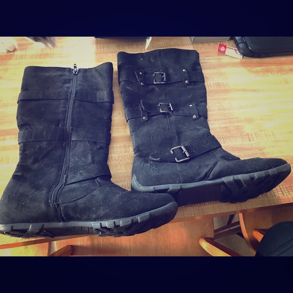 Black winter boots