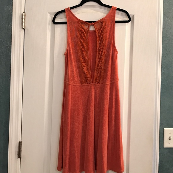 Lace back dress - Picture 2 of 5