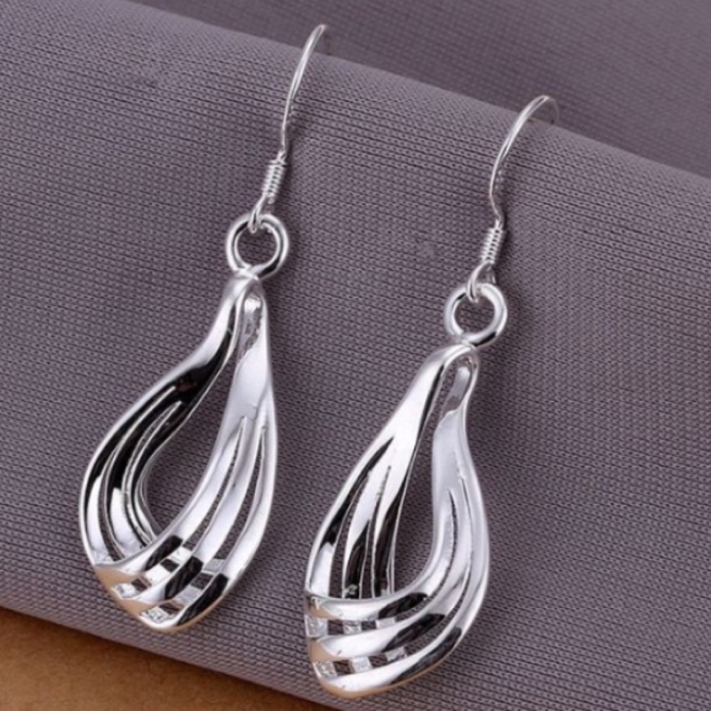 🆕 SS dangle earrings.