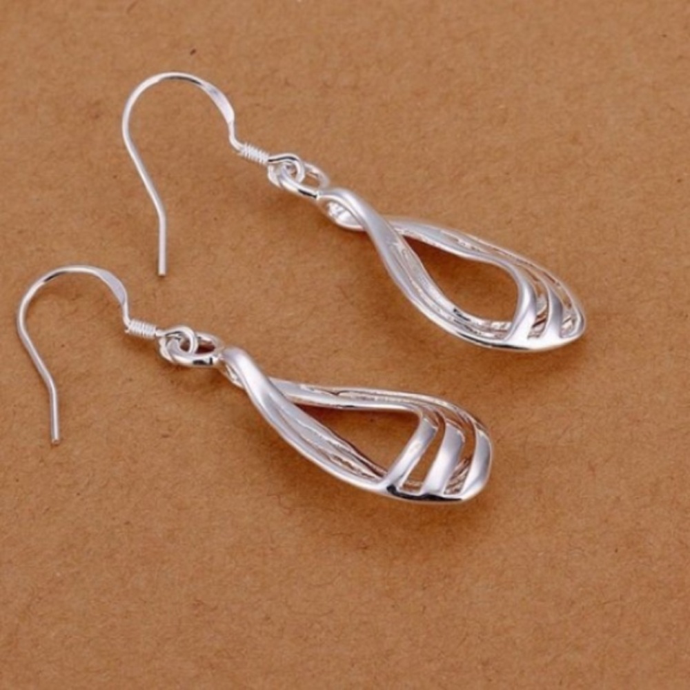 🆕 SS dangle earrings. - Picture 2 of 3