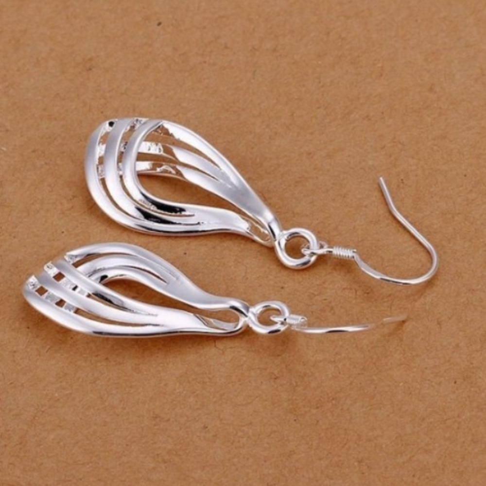 🆕 SS dangle earrings. - Picture 3 of 3