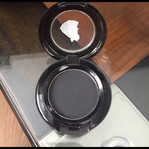 MAC CARBON MATTE EYESHADOW