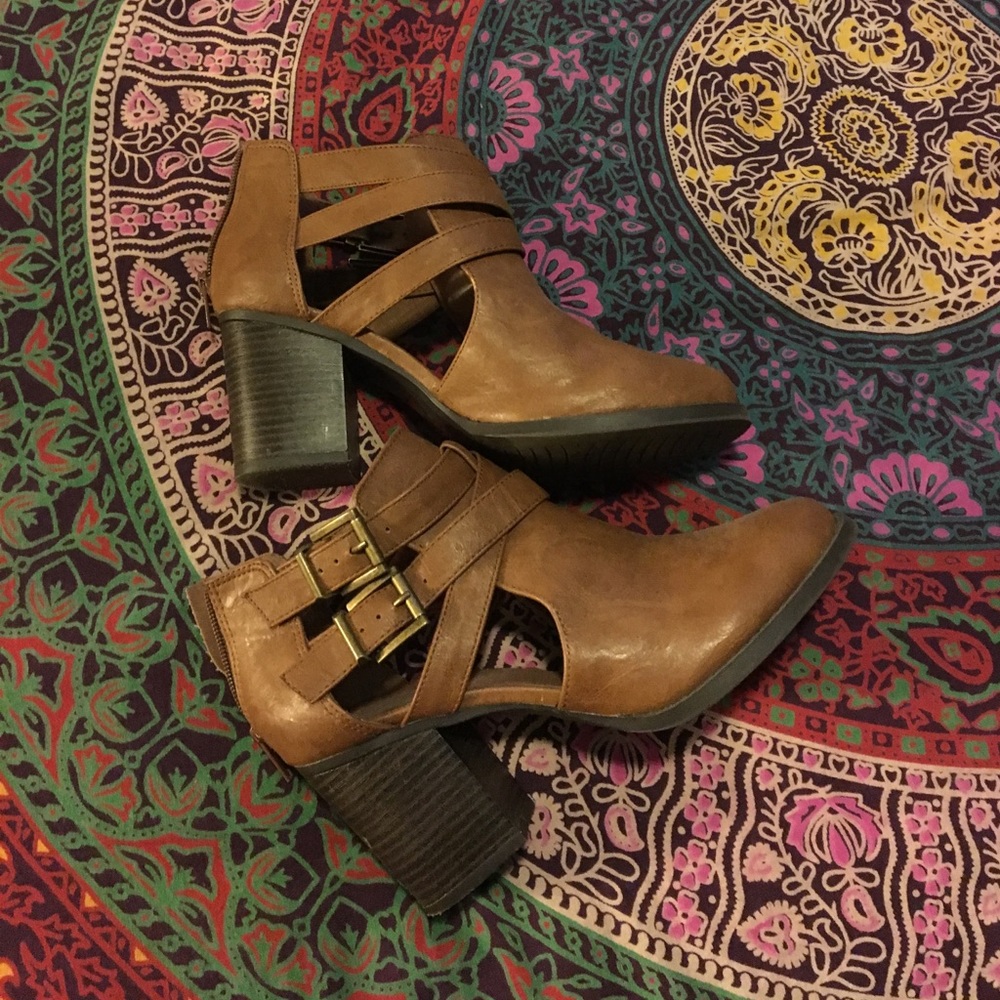 Cutout ankle boots 🖤