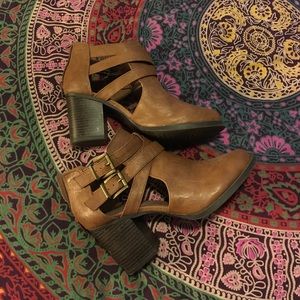 Cutout ankle boots 🖤